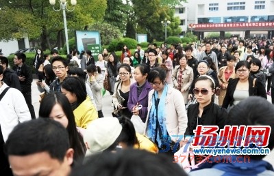 考生参加事业单位笔试。(资料图片)