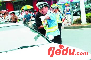07年高考将至湖南长沙交警开展禁鸣专项行动