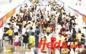 江苏省万余考生和家长赶赴07高招咨询会(图)