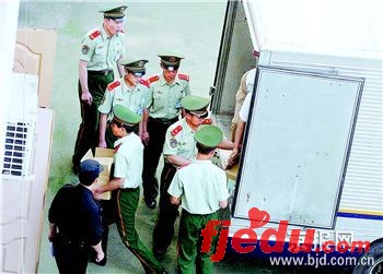 警车押送高考试卷直进保密室