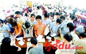 聚焦北京高考首日:考场内外情味儿浓(组图)