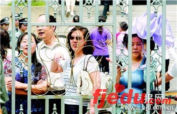 聚焦北京高考首日:考场内外情味儿浓(组图)