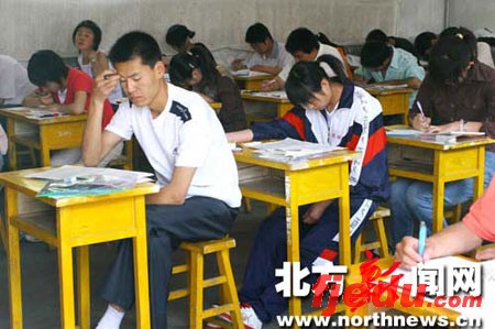 内蒙古高考第一天牵动众人心(组图)