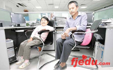 昨日,袖珍才女李春娥在父亲的陪同下来到武汉