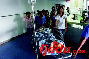 高考不理想正郁闷雷雨中垮屋女孩被埋(图)