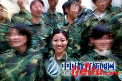 国防生大学校园中一道亮丽的风景(组图)