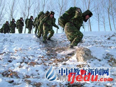 国防生大学校园中一道亮丽的风景(组图)