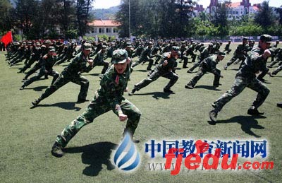国防生大学校园中一道亮丽的风景(组图)