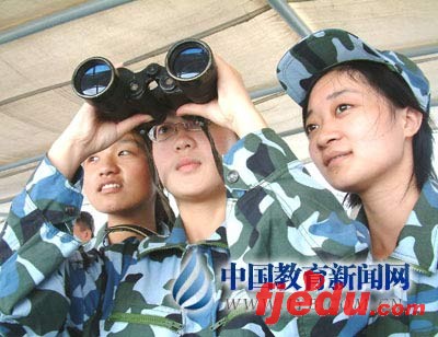 国防生大学校园中一道亮丽的风景(组图)