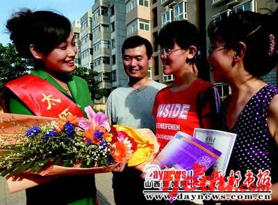 山西07年高考第一份录取通知书送出(图)