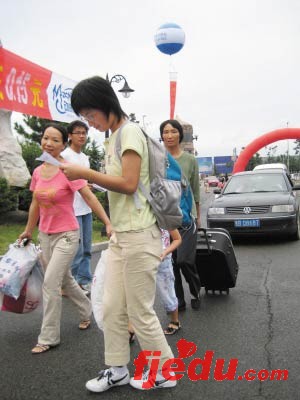 大学新生装备两重天手机与干粮同期盼(组图)