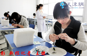 画图纸 做实验 钉扣子 这儿“高考”呢