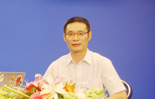 南京理工大学学生处副处长王虎做客新浪 南京理工大学学生处副处长王虎做客新浪
