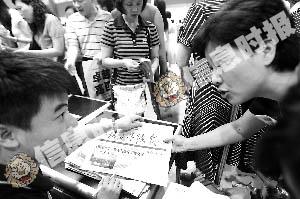 家长焦急咨询录取分数线和热门专业等问题。 家长焦急咨询录取分数线和热门专业等问题。