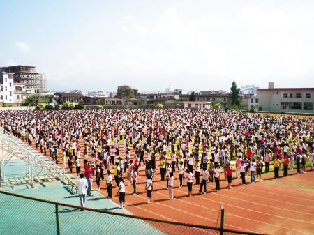 武平一中现代化的塑胶跑道操场