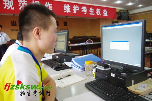 本网记者探秘高考录取现场(图)