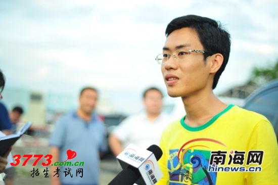 6月25日傍晚,文昌环球码头,2012海南文科状元郑林壮接受记者采访。(南海网记者秦彦摄) 6月25日傍晚,文昌环球码头,2012海南文科状元郑林壮接受记者采访。(南海网记者秦彦摄)