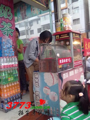 高考状元张丽荣街头卖烧烤