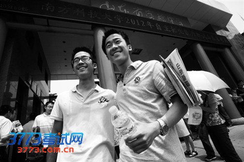 在省实验中学,南科大自主招生考试,一对双胞胎走出考场,脸上露出一脸的自信(资料片)记者郑涛摄