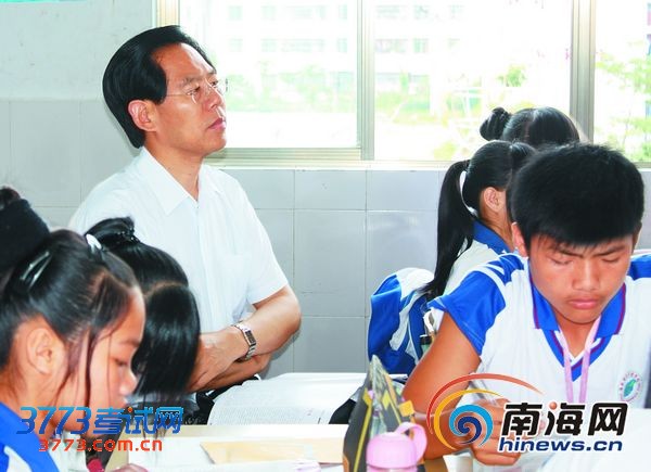 省教研院院长陈夫义进教室听课(图片由省教研院提供)