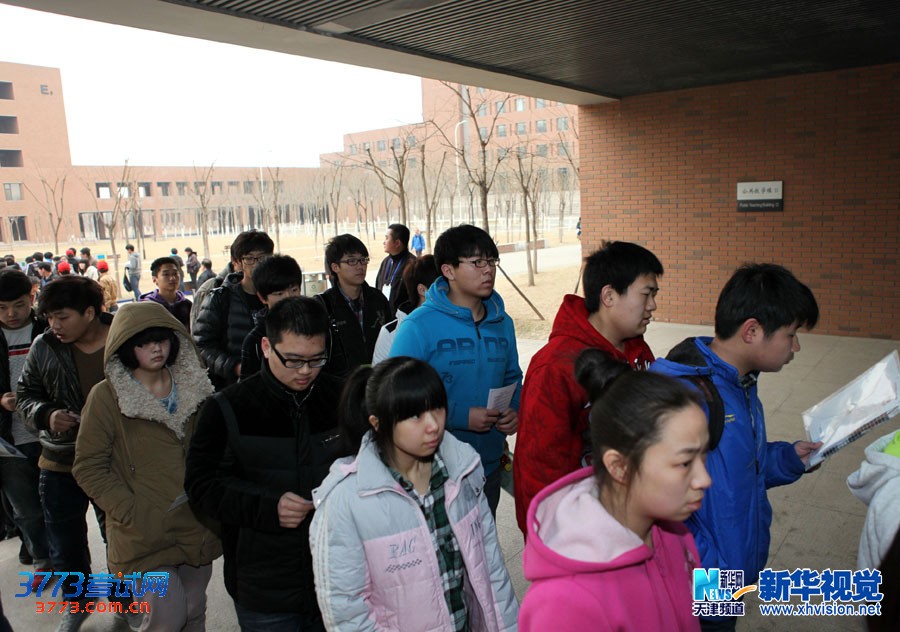 3月23日,在天津中德职业技术学院考点,考生们有秩序地走进综合能力考试的考场。