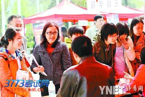 家长咨询北大今年招生计划  摄影/本报记者  陈柏