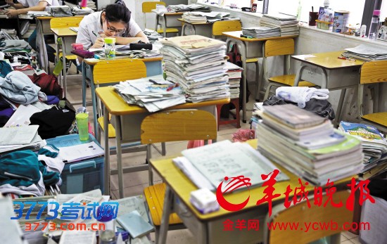 课间,有学生在专注复习,课室里处处是“书堆”   课间,有学生在专注复习,课室里处处是“书堆”