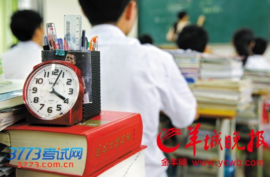 学生在课桌上摆放着闹钟,随时掌握时间   学生在课桌上摆放着闹钟,随时掌握时间