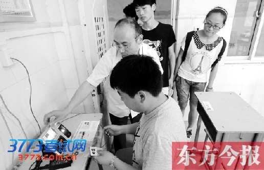 昨天,省实验中学考点,考生在老师的指导下进行身份验证演练  昨天,省实验中学考点,考生在老师的指导下进行身份验证演练