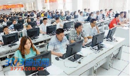 高考阅卷工作正在紧张进行中 记者 史宗伟 摄