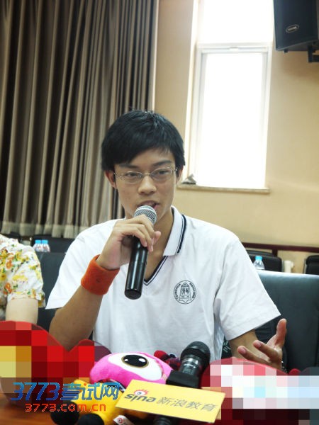 2013年北京高考理科状元朱宸卓在清华附中发布会现场 2013年北京高考理科状元朱宸卓在清华附中发布会现场