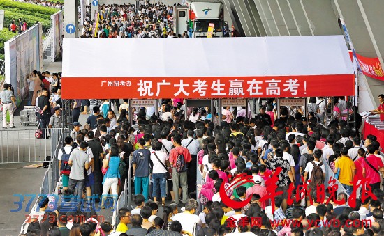 今年6月,高考咨询会在广州琶洲展馆举行,场面火爆   今年6月,高考咨询会在广州琶洲展馆举行,场面火爆