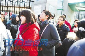2013年某高校自主招生考试,考生入场。(资料片)  2013年某高校自主招生考试,考生入场。(资料片)