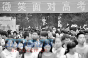 6月8日,市四中,高考结束,等待出考场的考生。2015年高考开始报名,自主招生推迟进行。本报记者金林摄