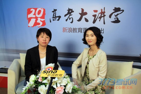 中国传媒大学招办主任侯隽老师(左)做客新浪 中国传媒大学招办主任侯隽老师(左)做客新浪