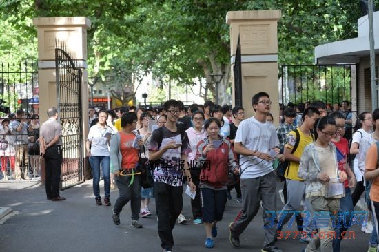 6日下午,我省13个市39.29万名考生纷纷前往各考点探看考场,为人生“第一大考”热身 6日下午,我省13个市39.29万名考生纷纷前往各考点探看考场,为人生“第一大考”热身
