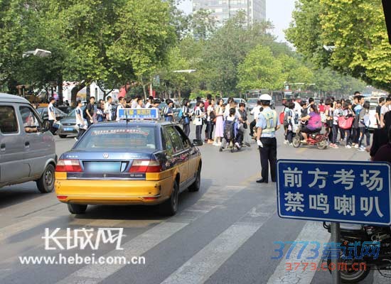 【高考进行时】河北高考第一天 陪考家长明显减少