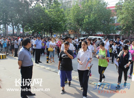 【高考进行时】河北高考第一天 陪考家长明显减少