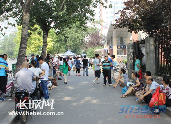 【高考进行时】河北高考第一天 陪考家长明显减少