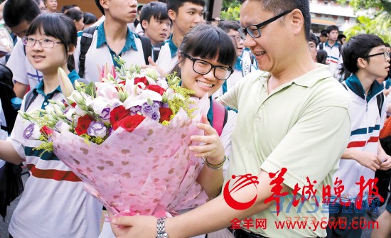 昨日,广东高考结束。广雅考点,家长们手捧鲜花、礼物迎接孩子   昨日,广东高考结束。广雅考点,家长们手捧鲜花、礼物迎接孩子