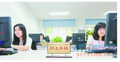 湖北省2015年普通高校招生录取工作现场,网络答疑组工作情况 记者许魏巍 摄