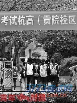 昨天上午,学生信心满满进考点。  昨天上午,学生信心满满进考点。