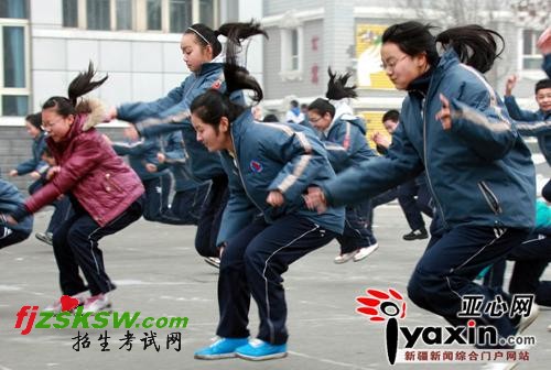 新疆乌鲁木齐市初三学生提前训练迎战中考体育测试(图)