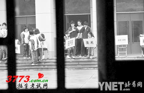 本报讯 昨天,本市“小升初”特长生报名启动。记者从报名现场了解到,今年“小升初”特长生的报名严控跨区,学校已没有自主招收跨区特长生的权限,如有特殊需求则要向区县教委申请。另外,报名对考生“硬条件”要求严格,没有获奖证书的考生则不能被“放行”。