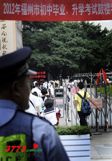 屏东中学考点,考生们等待开考