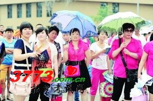 陪考大军。本组图片摄影 李天 陪考大军。本组图片摄影 李天