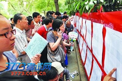 择校问题牵动家长的心。新华社资料图片