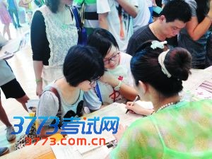 中考生在咨询中考志愿填报相关问题。 中考生在咨询中考志愿填报相关问题。