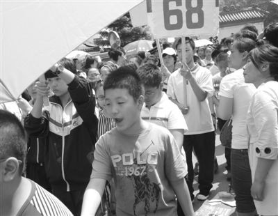 小学升初中考试刚从考场出来的小学生 小学升初中考试刚从考场出来的小学生