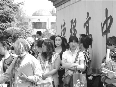 小学升初中考场外等待的家长 小学升初中考场外等待的家长